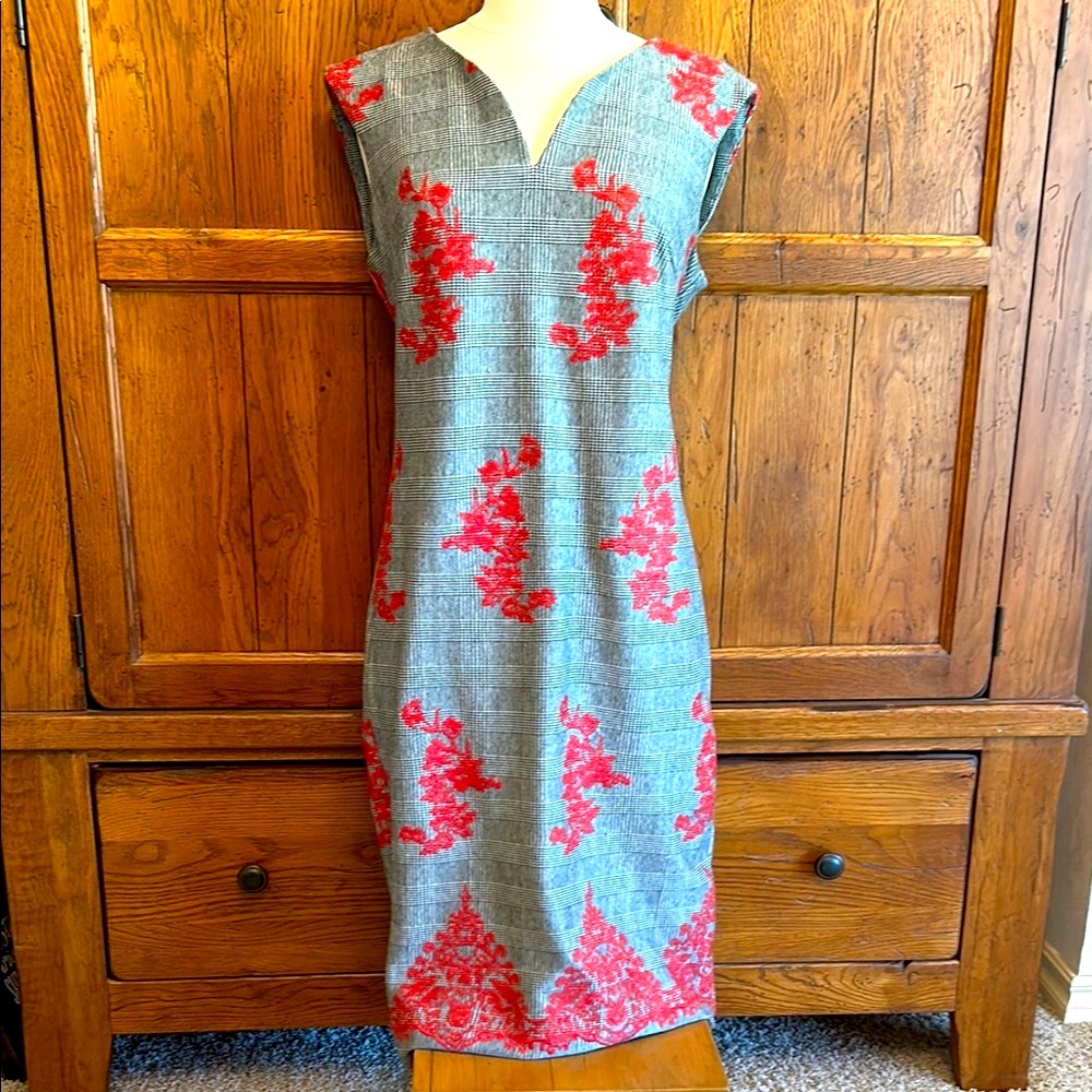 ECI Black & White Coral Embroidered Flowers Midi Dress V-neck Sleeveless Sz 8